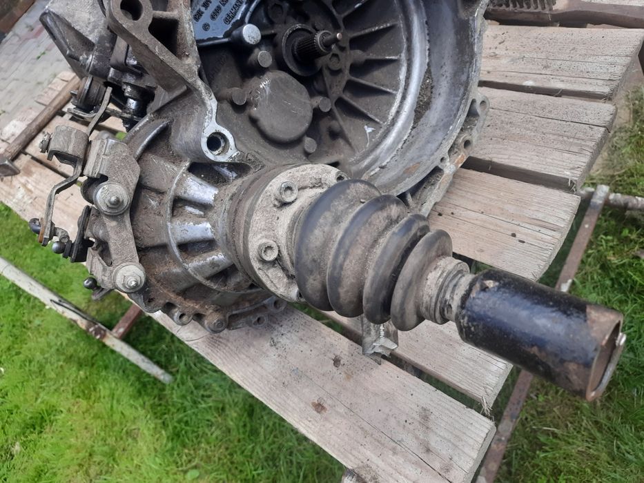 МКПП коробка передач 5-ступка VW Caddy Golf Bora Skoda AUDI 02K301107J