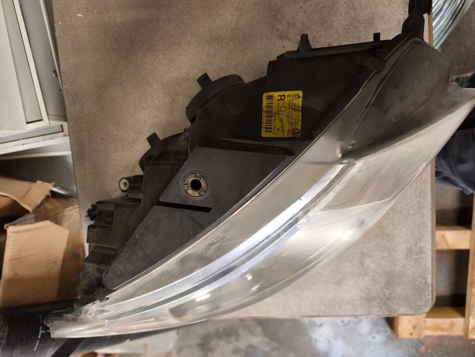 Passat CC 2008 rok lampa prawa przednia