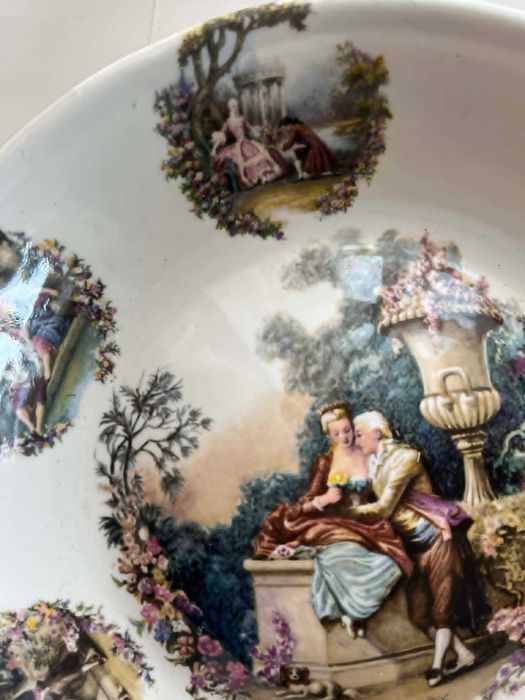 Ceramiczna misa para zakochanych w ogrodzie scenki rodzajowe