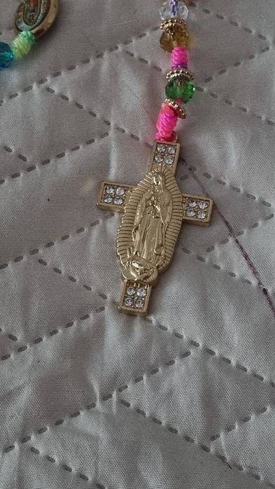 Cudny czerwony Różaniec z Gwadelupeupe