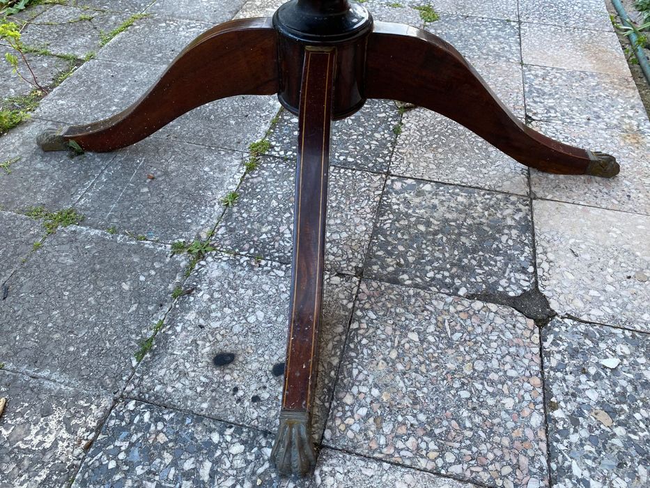 Mesa em mogno de sala de jantar redonda extensível com pés em latão