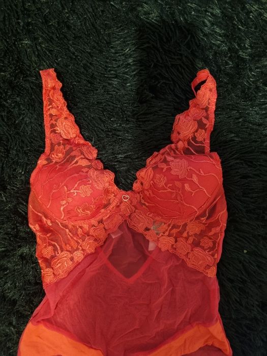 Piękne koronkowe body damskie, kolor malinowy