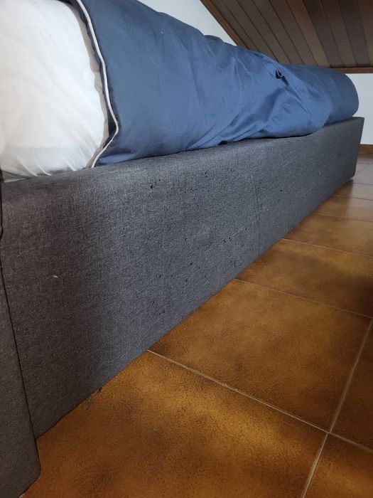 Cama de solteiro com colchão e arrumação