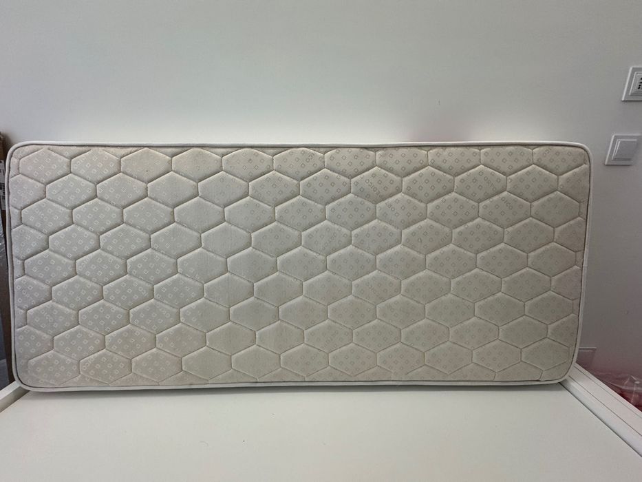 Cama de solteiro ou criança com colchão.