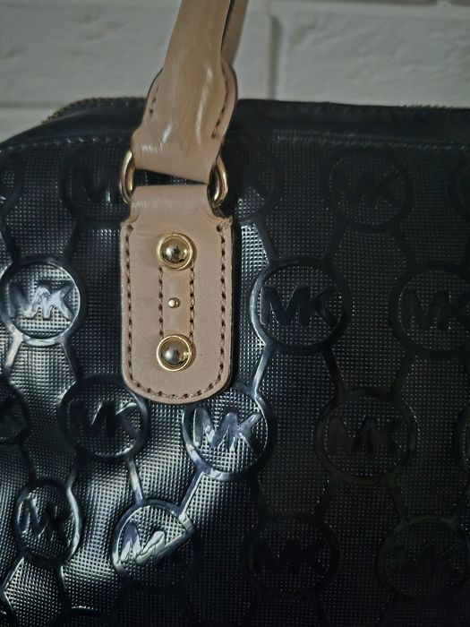 MK Michael Kors czarna lakierowana torebka beżowe skórzane uszy