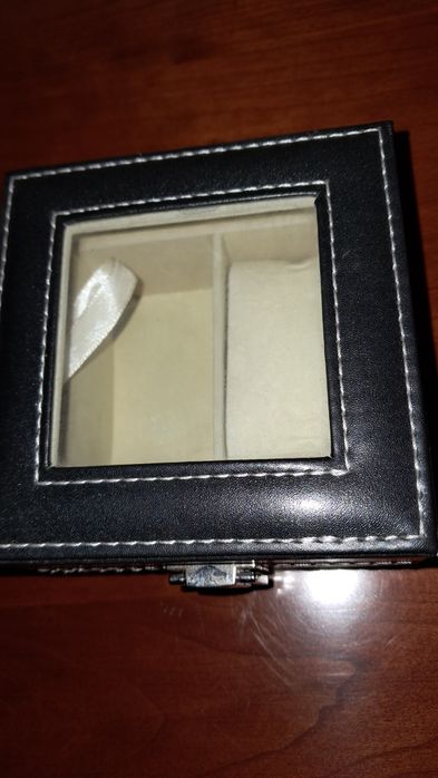 Caixa em couro sintético para guardar relógio