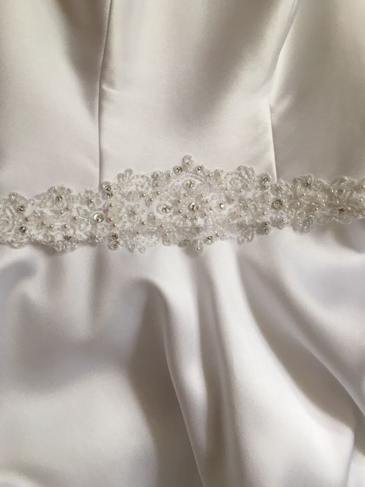 Elegancka suknia ślubna z pieknym pasem z kryształków 1 700