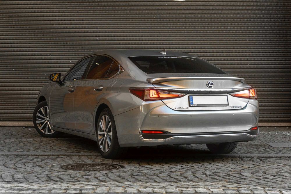 Lexus ES300h Hybrid – wynajem limuzyny premium | Lubin
