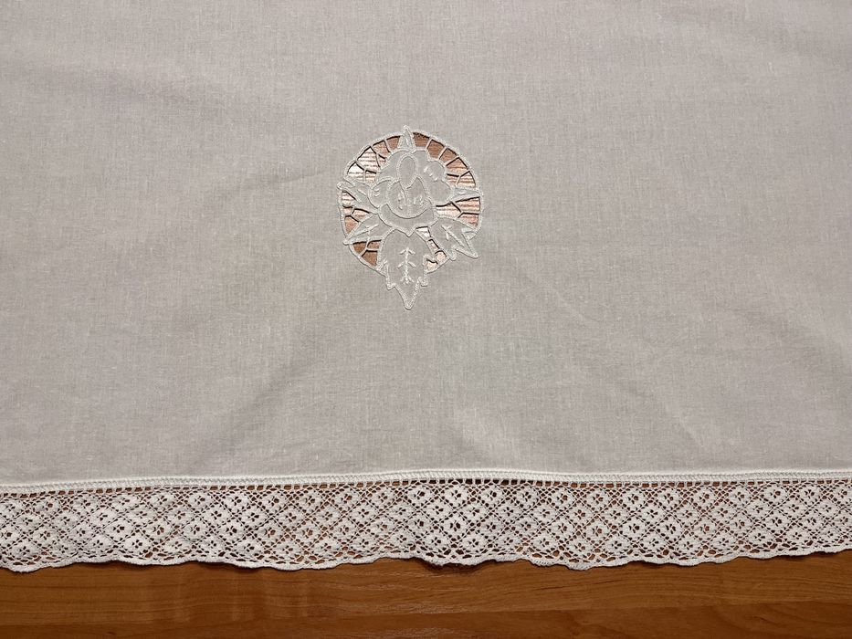 Obrus haftowany ręcznie