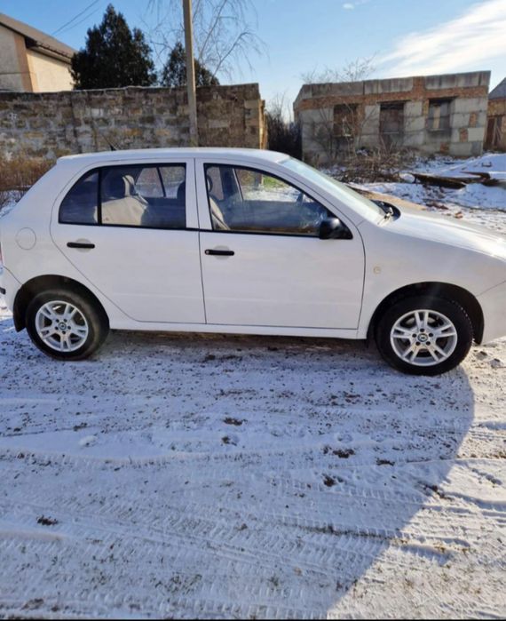 SKODA FABIA 2003 1.2 Торг исключительно у машины