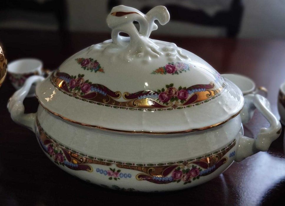 Porcelana T. Limoges "Vizavi" – Ouro 24K – Nunca utilizado (28 Peças),  Esplêndido serviço de café, inclui terrina com travessa.