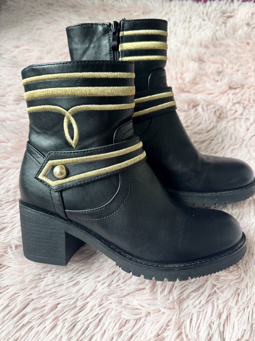 Czarne botki ze zlotymi zdobieniami