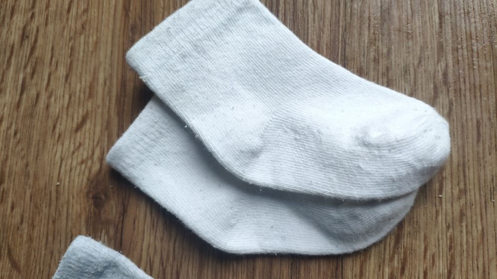 4 pary skarpetek niemowlęcych.