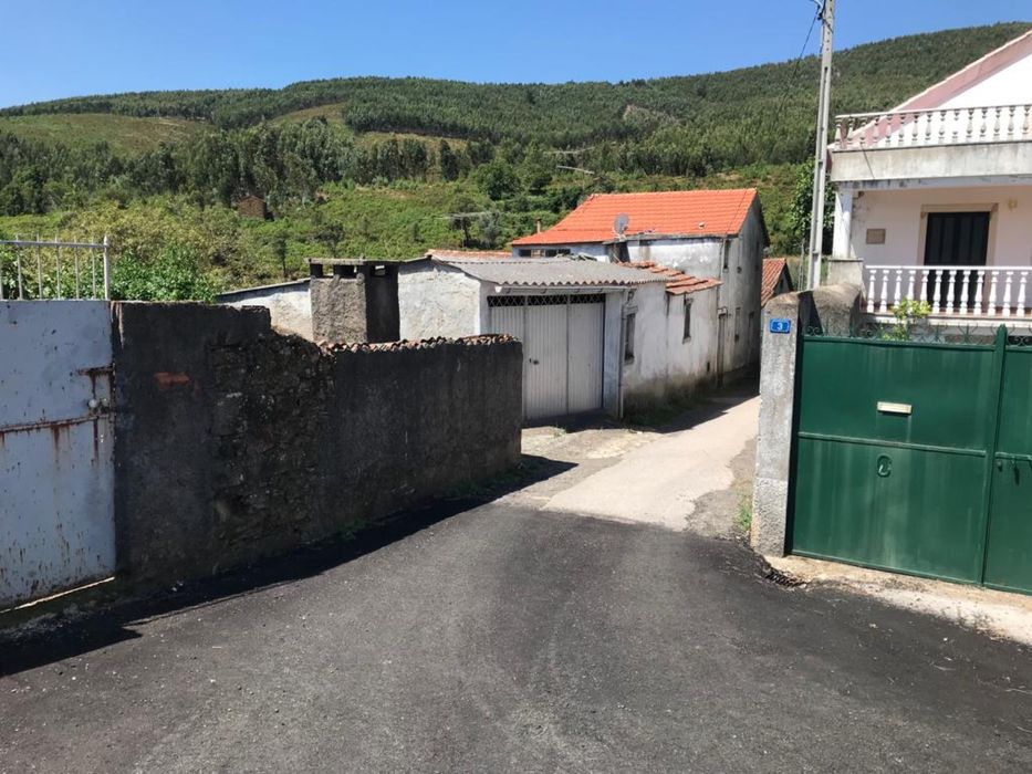 Casa de pedra rústica com registo de habitação dois pisos