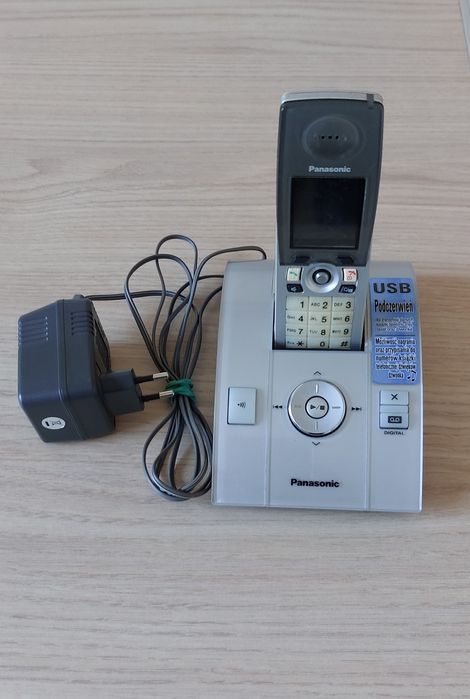 Telefon stacjonarny Panasonic.