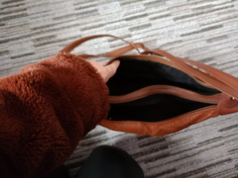 Torebka na ramię regulowany pasek brązowa ekoskórka suwaki