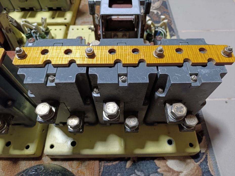 Контактор КМ 2336 600А 380в три штуки.