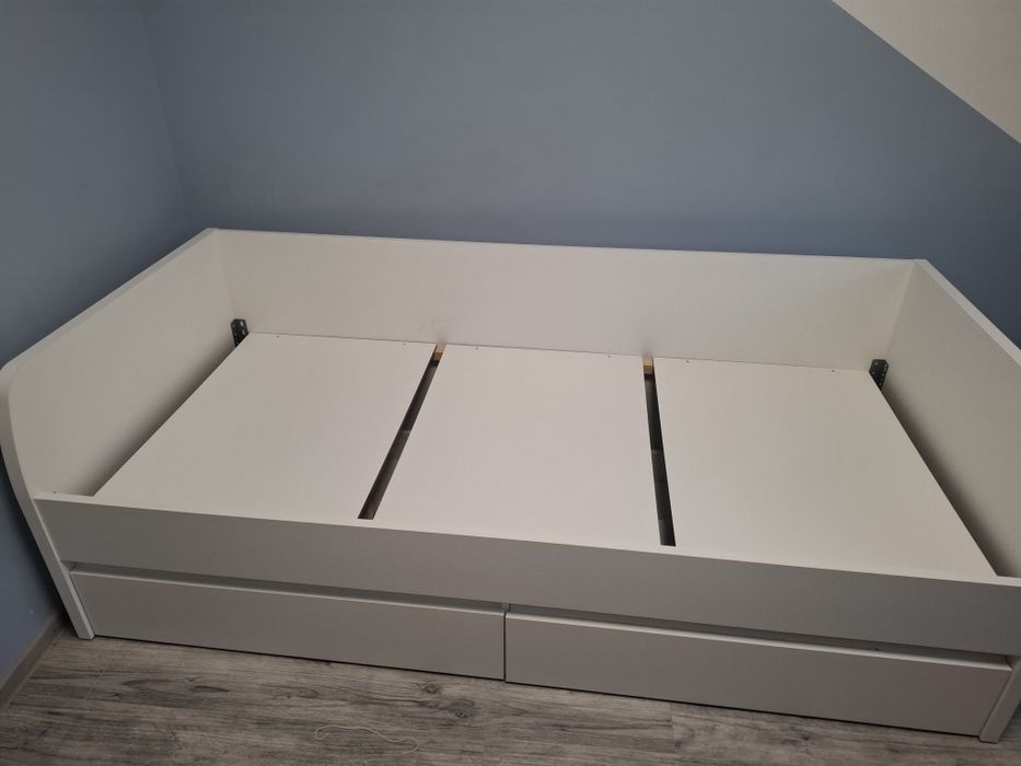 Białe łóżko z szufladami