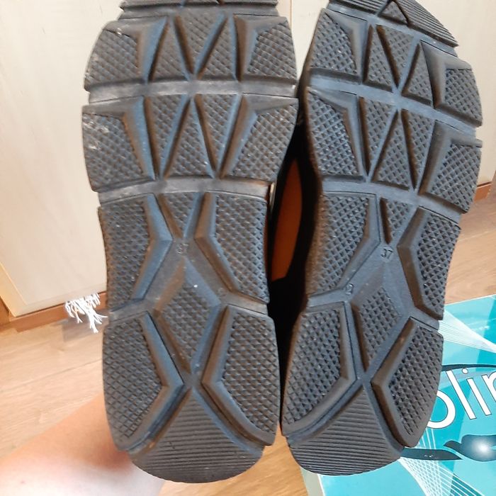 Стильні шкіряні кросівки чорно-жовті 37 р.