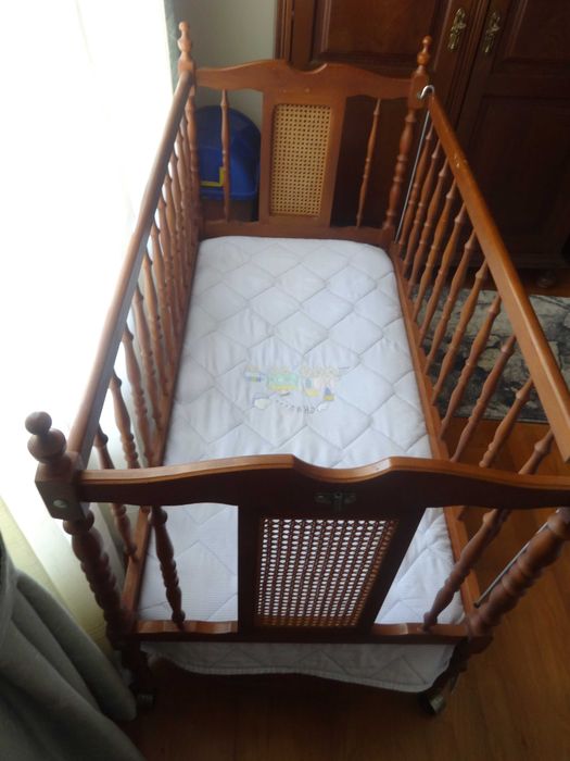 Cama de criança em madeira com colchão