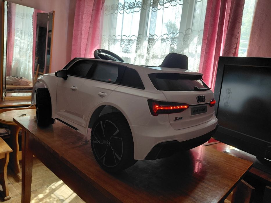 Машина електро Audi RS6