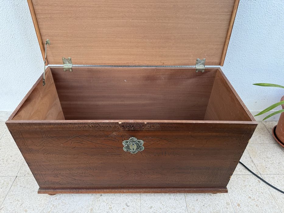 Bau / arca de madeira decorada