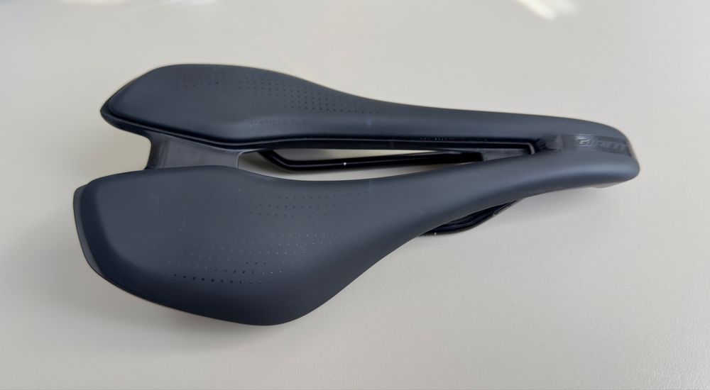 Siodełko Giant Fleet SL + uchwyt Garmin uni clip