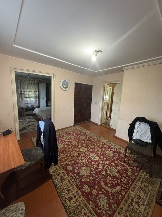Продам будинок в м.Почаїв! 10 соток землі, гараж,сад та всі комунікації !