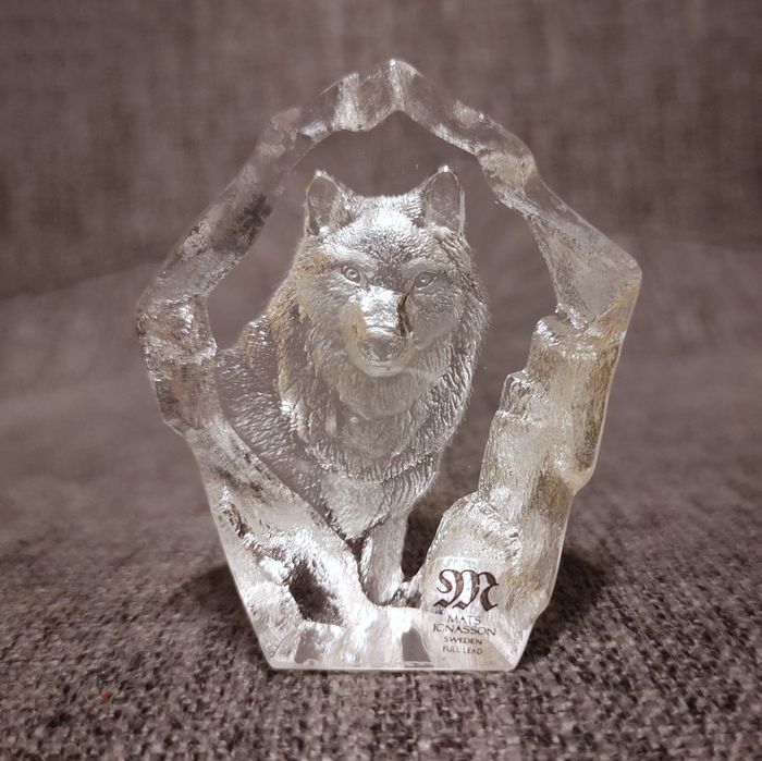 Dekoracyjny kryształ / przycisk do papieru zdobiony wizerunkiem wilka