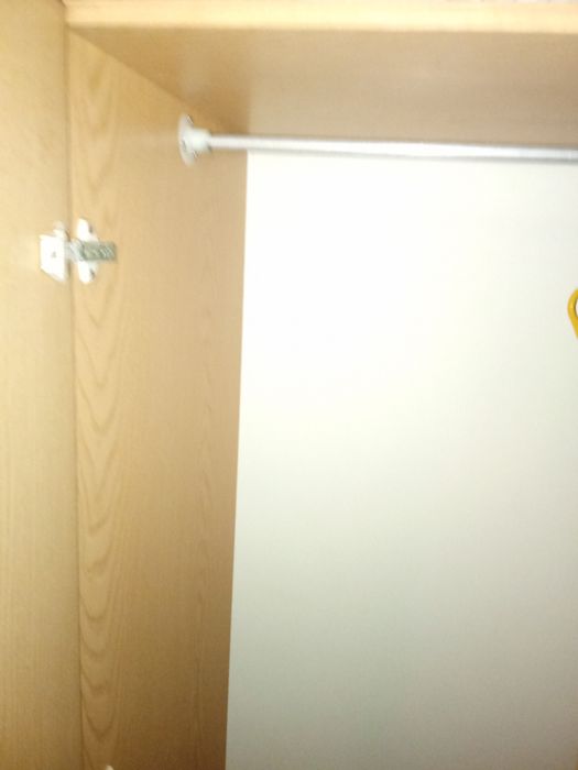 Guardavestidos de duas portas e uma gaveta