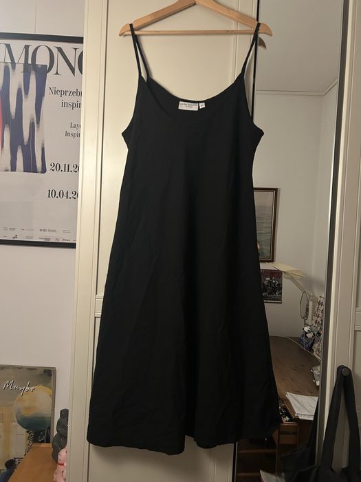 Lindex Sukienka midi dlusza na ramiaczkach rozkloszowama trapezowa