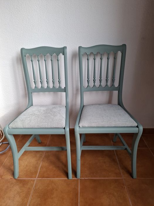 Cadeiras novas pintadas com estofo novo