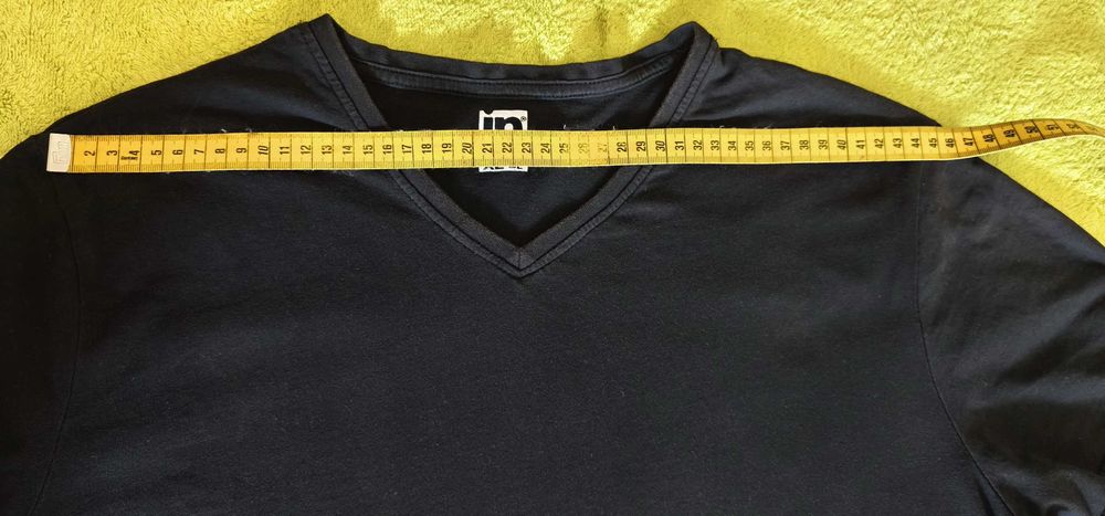 T-Shirt Preta de Algodão Manga Curta Decote em V - Homem (Tamanho XL)