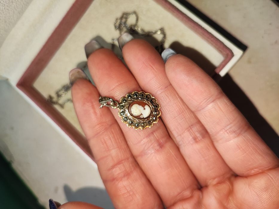 Colar com pendente Camafeu