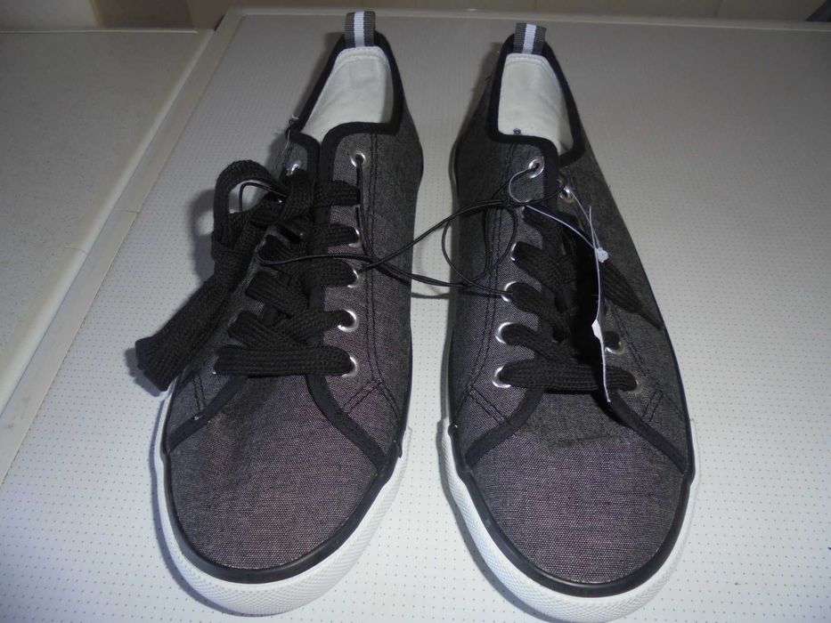 ténis de homem novos com etiqueta