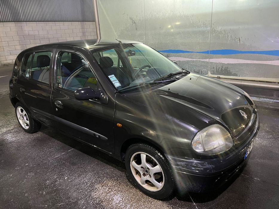 Renault Clio preto