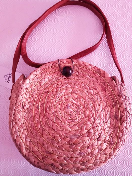 Mala a tiracolo em ráfia