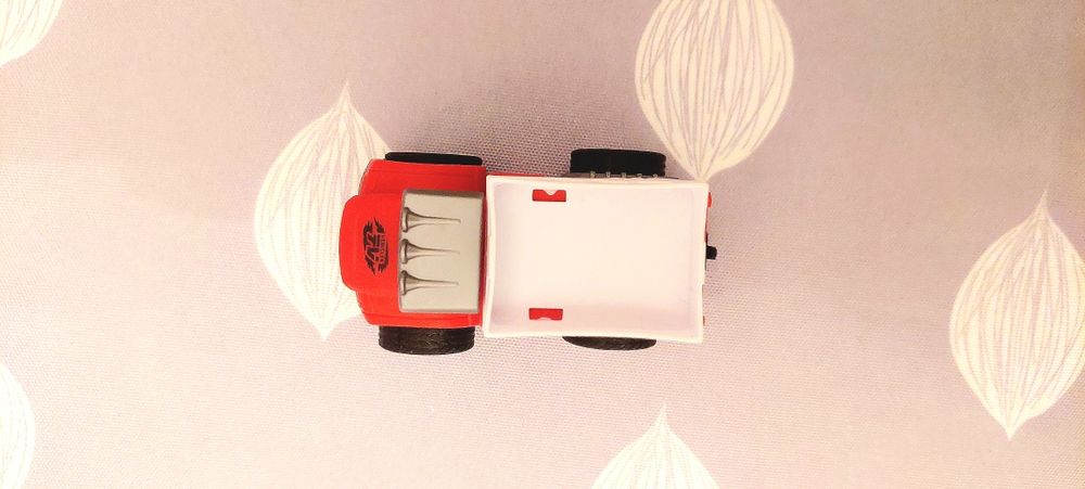 Auto z napędem, samochód ciężarowy, straż