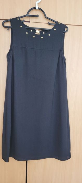 Czarna, elegancka sukienka r. M, ze złotymi dżetami