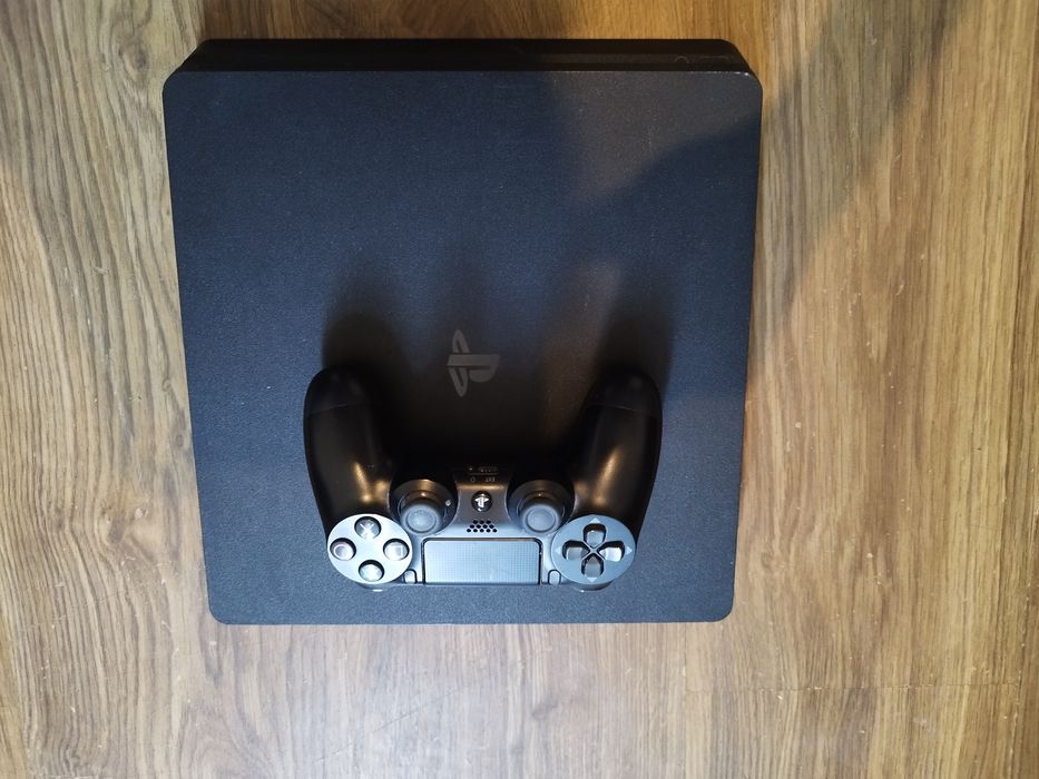 Konsola PlayStation 4 z padem i grą GTA 5