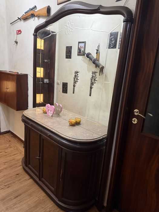 Vendo sapateira de madeira, com acabamento em marmore