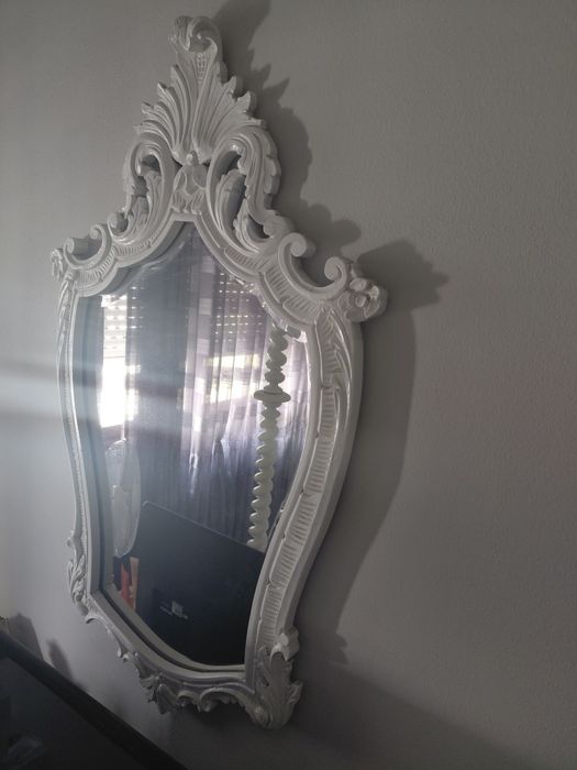 Mobilia de quarto estilo antigo lacada  a branco