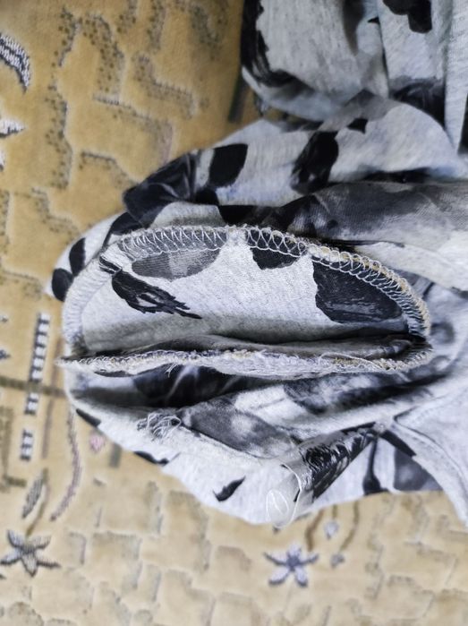 Очень красивое платье с чёрно-белыми розами Primark 122-134 см.