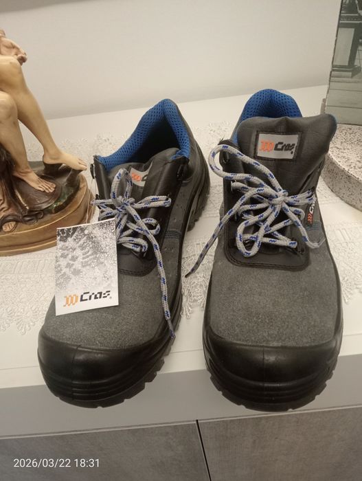 Sapatos de trabalho com palmilha de aço e também biqueira de aço