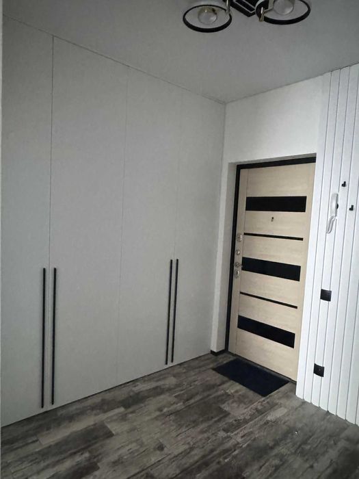 Стильна нова квартира на Митниці