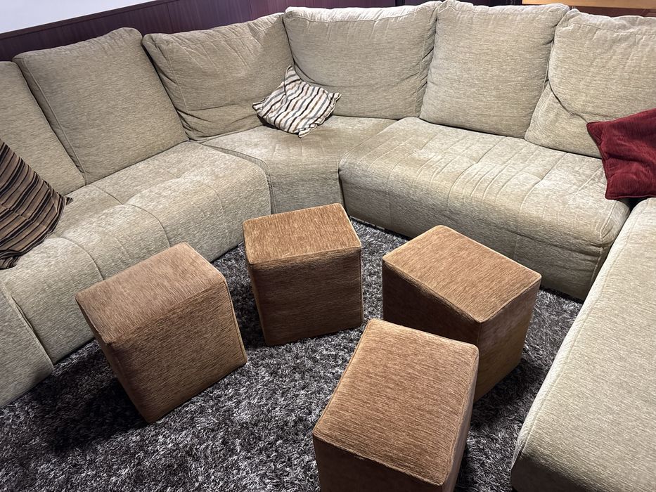 Sofá de sala grande com chaise longue e 4 bancos