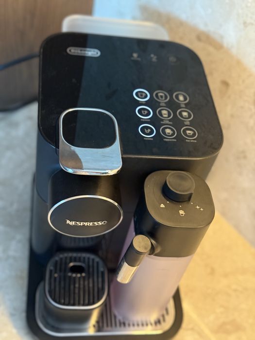 Капсульна кавоварка Delonghi Nespresso Gran Lattissima