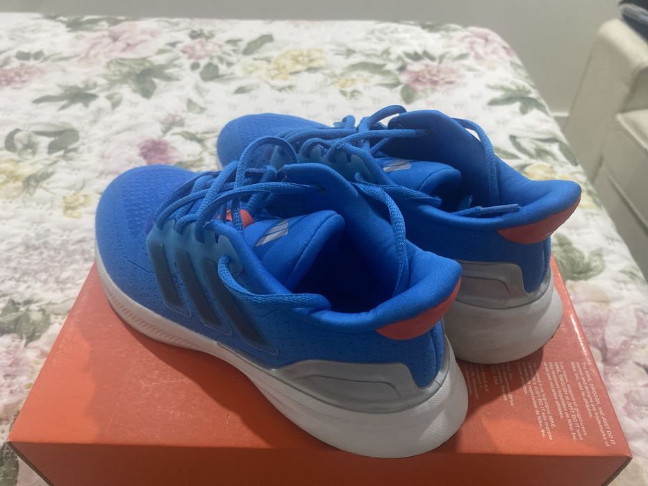 Sapatilhas azuis adidas