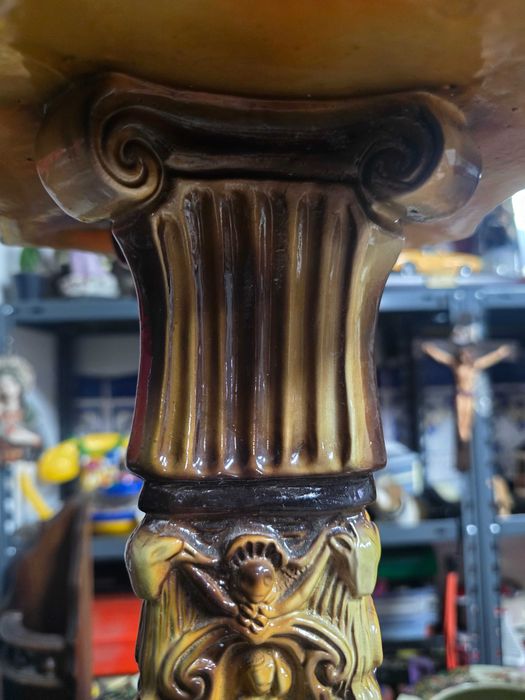 Coluna castanha trabalhada em louca antiga