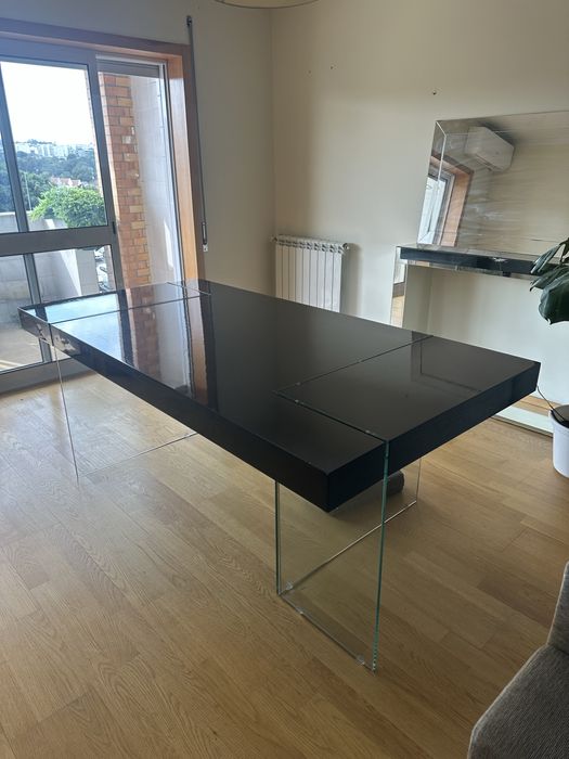 Mesa de Jantar Lacada Preta com Pés em Vidro